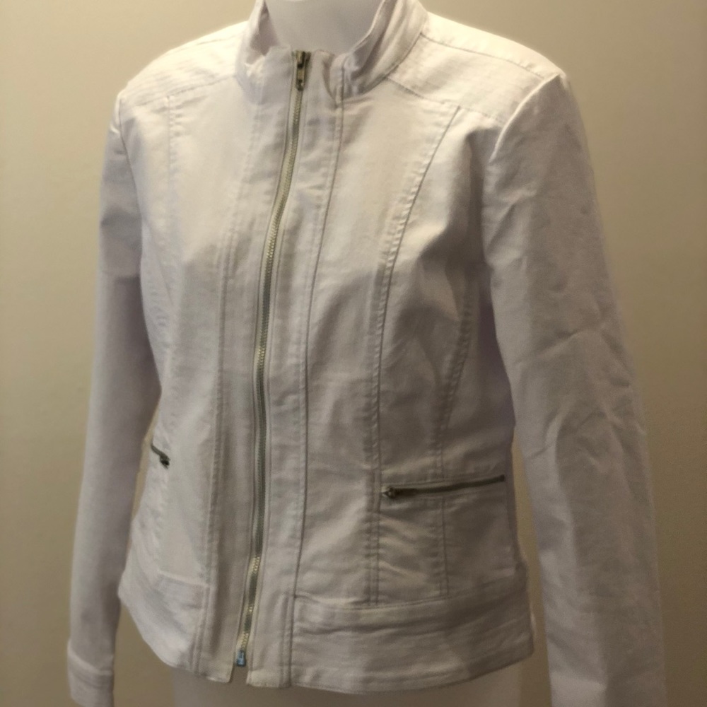White denim jacket with lots of stretch! Size S